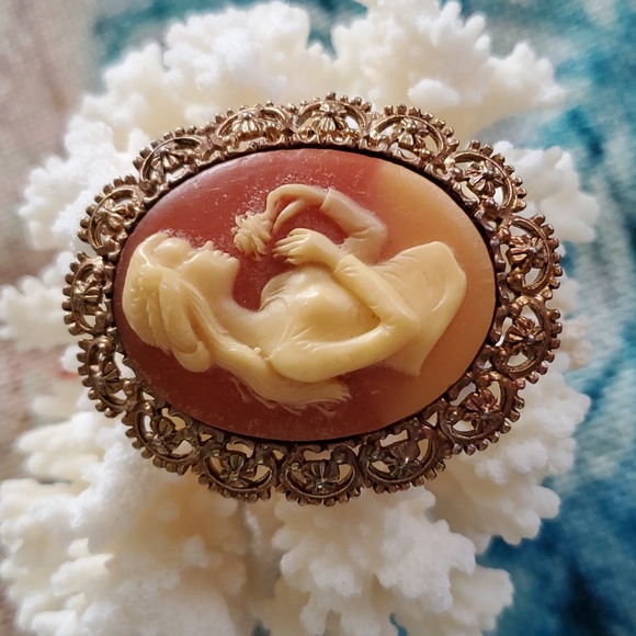 Vintage Cameo Brooch - Picture 7 of 16